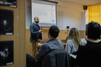 Platformă cu resurse gratuite pentru profesori, lansată de Universitatea Transilvania