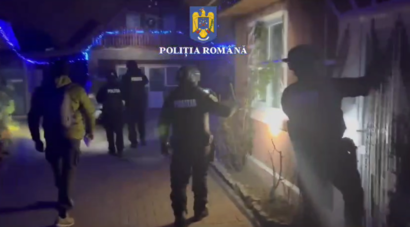 Voturi cumpărate cu ajutoare sociale. Doi funcționari publici dintr-o comună, reținuți