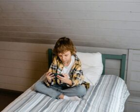 Copiii primesc primul telefon la vârsta de 5-8 ani - studiu