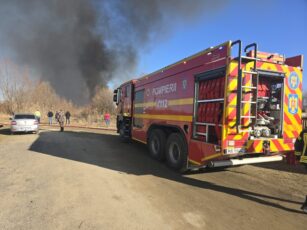 Incendiu de vegetație în apropierea unei zone protejate din satul Mândra