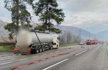 Scurgeri de acid sulfuric dintr-o cisternă, pe DN 1