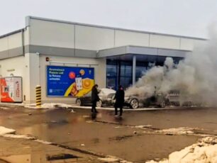 Un autoturism a luat foc în parcarea Lidl din Făgăraș