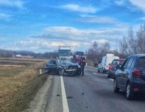 Depășire periculoasă pe DN1: autoturism răsturnat și un rănit, lângă Porumbacu de Jos