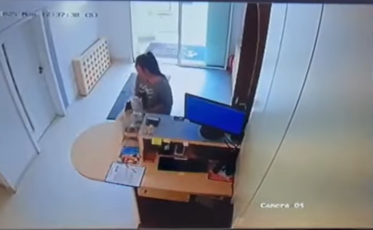 Video | Cutie de donații furată dintr-o clinică veterinară din Sibiu