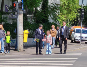 Nicușor Dan continuă să-și ducă fetița la școală, cum a promis înainte de alegeri