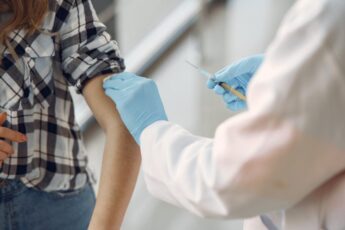 Vaccinarea anti-HPV devine gratuită și pentru tinerii cu vârste între 18 și 26 de ani