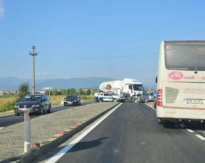 Accident pe DN 1, în zona Avrig. O femeie a fost rănită după ce un TIR i-a tăiat calea
