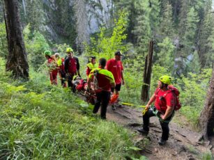 Turist salvat cu elicopterul dintr-o zonă periculoasă din Munții Făgăraș