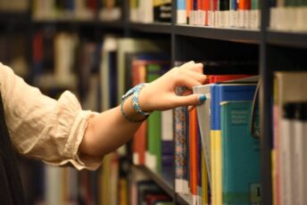Mândra Project susține reforma bibliotecilor rurale: Bolojan nu taie din cultură, taie din impostură