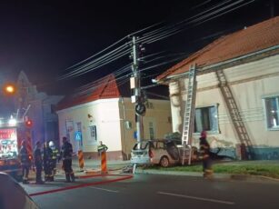 Mașină în flăcări după ce a intrat în zidul unei case din Făgăraș. Conducătorul, beat și fără permis