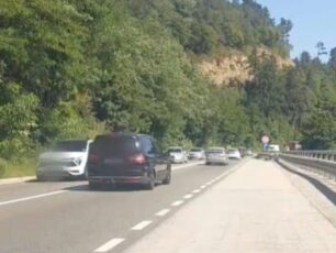 Trafic aglomerat pe trei drumuri naționale: Brașov-Sibiu, Valea Oltului și Transfăgărășan