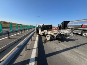 Trei muncitori au murit loviţi de o cisternă pe autostrada A1, în zona Boiţa