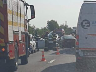 Accident rutier cu patru autoturisme, la intrarea în localitatea Mândra