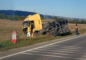 O autocisternă cu acid sulfuric s-a răsturnat la Voila. Circulația este deviată