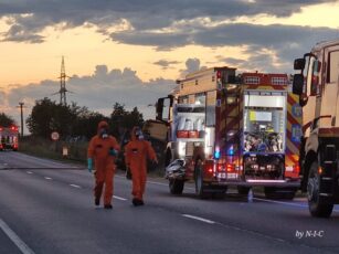 FOTO: intervenția pompierilor pentru îndepărtarea cisternei cu cu acid sulfuric