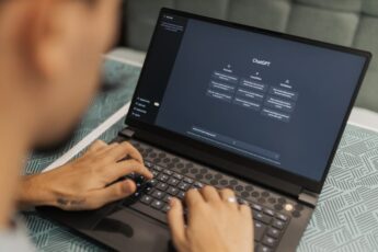 Studenții Universității Transilvania pot fi exmatriculați dacă folosesc inteligența artificială