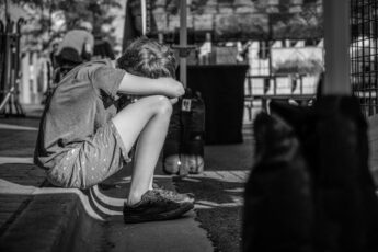 Bărbatul care și-a legat copilul cu lanțul, lăsat liber de judecătorii din Avrig
