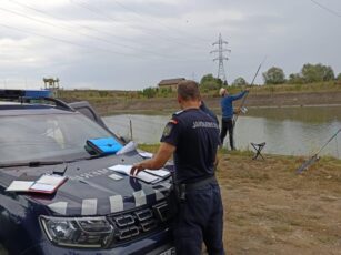 Jandarmii au amendat mai mulți pescari în urma unor controale pe râul Olt