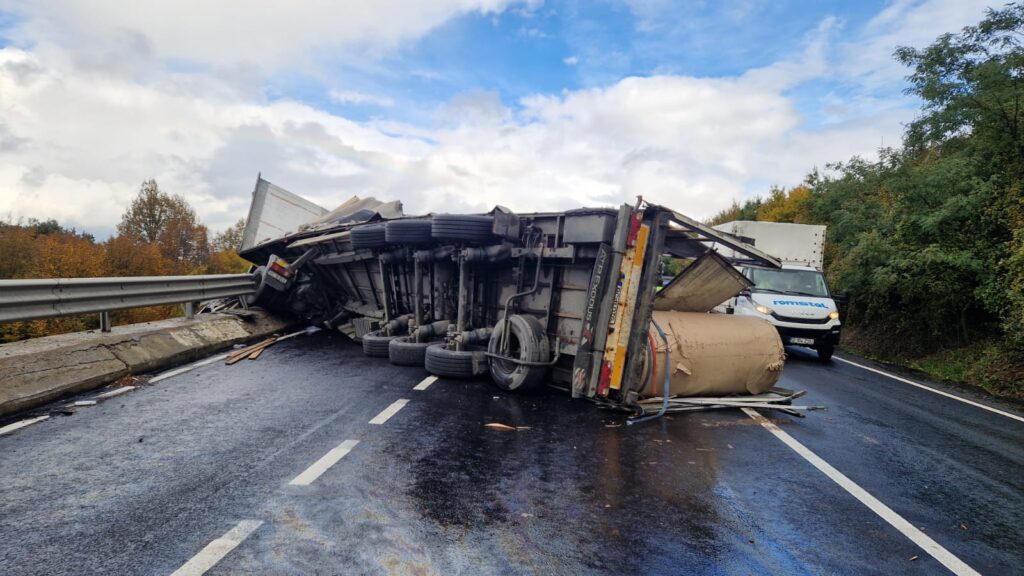Autotren răsturnat la intrarea în Codlea. Scurgeri de carburant pe carosabil