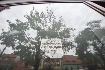 Mesaje lipite pe casa din Sibiu a fostului președinte Iohannis, executat silit