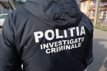 Patru adolescenți au atacat un bărbat cu săbii și bâte, în Sibiu