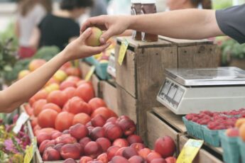 Agent de pază din Victoria, reținut după ce a furat produse din magazinul pe care trebuia să îl protejeze