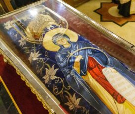 Veșmintele Sf. Parascheva ajung la biserica din Hurez