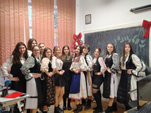 Elevii de la Liceul Teologic Ortodox au celebrat în avans Ziua Națională