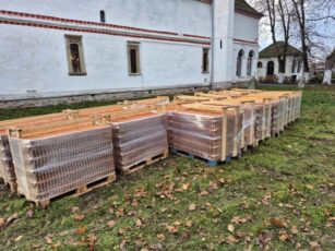 Au sosit primele țigle pentru restaurarea Bisericii Sf. Nicolae, cumpărate din donațiile comunității