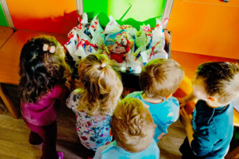 Moș Nicolae a adus pachete cu dulciuri pentru cei 1.030 de preșcolari din Făgăraș