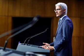 Ministrul Pîslaru sesizează Parchetul European în cazul microbuzelor electrice pentru elevi