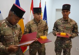 Militari francezi de la Cincu, decorați după ce au salvat un șofer dintr-un accident grav