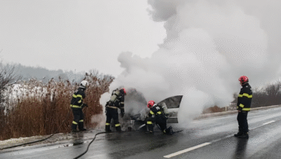 O mașină a ars complet pe DN1, între Făgăraș și Sibiu