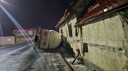 Pericol pe DN 1: Autocisternă cu gaz butan răsturnată la Scoreiu, persoane evacuate pe o rază de un km