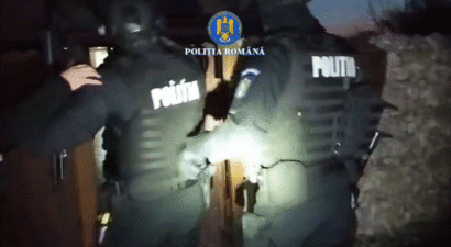 Percheziții la mai multe locuințe și o instituție publică, într-un dosar de corupție