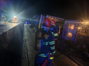 24 de tone de îngrășământ pe carosabil și scurgeri de carburant, la Hoghiz