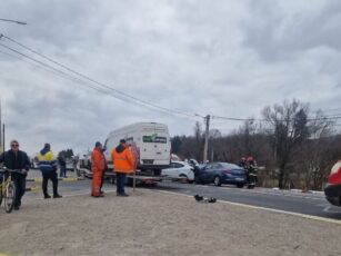 Accident cu trei vehicule la Vlădeni. Două persoane sunt rănite