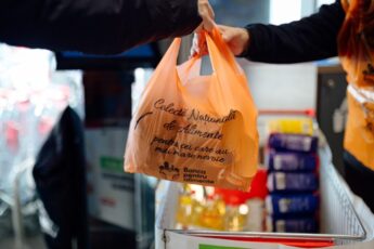 Făgărășenii sunt așteptați să doneze alimente, în acest weekend, în magazinele din oraș