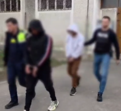 Doi făgărășeni au spart o locuință și au fugit cu bani și bunuri