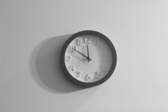Un deputat de Brașov cere interzicerea pauzelor de 5 minute în școli