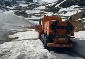 Drumarii au început deszăpezirea pe Transfăgărășan