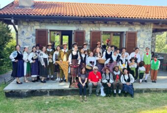 Iile românești au înflorit odată cu narcisele, într-o poiană din Italia
