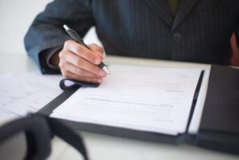 Inspectorii școlari nu vor mai putea fi lideri de partid sau de sindicat