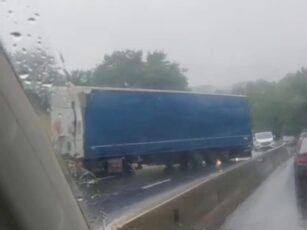 Un TIR a derapat la Perșani. Circulația este restricționată