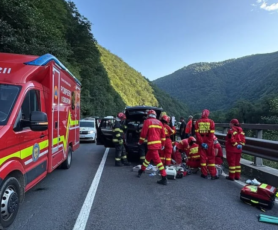 Un bărbat a murit după ce o stâncă s-a prăbușit peste mașina în care se afla