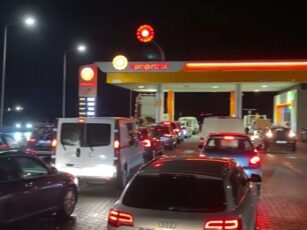 Cozi la benzinăriile din Făgăraș, de teama scumpirii carburanților