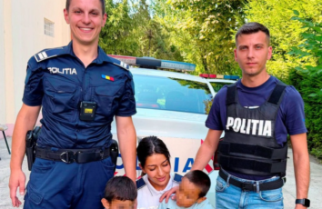Doi copii de 3 ani, dispăruți din curtea casei din Victoria, găsiți rapid de polițiști