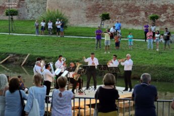 Orchestra Brașov va cânta pe o scenă plutitoare, pe Lacul Cetății Făgăraș