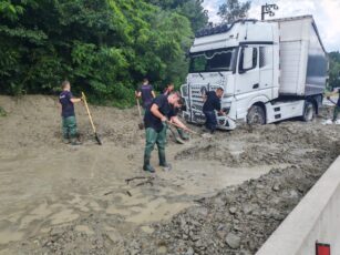 ISU Brașov a trimis echipaje în sprijinul intervențiilor din Comarnic, după inundațiile care au blocat DN1