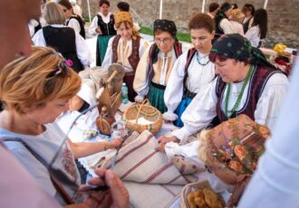 Sătenii au venit la oraș ca să ne reamintească de rădăcini și de dibăcia meșterilor